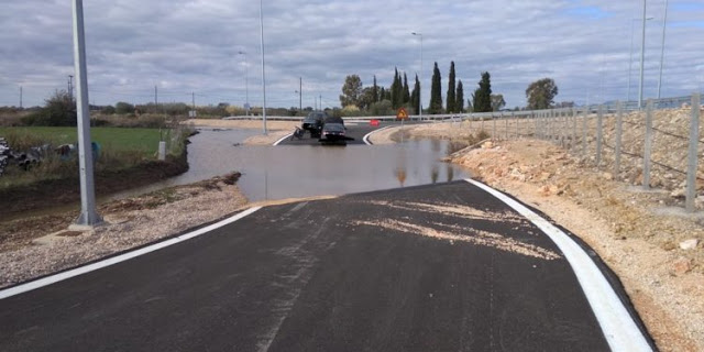 Ο παράδρομος του αυτοκινητόδρομου Ακτίου -Αμβρακίας με τις πρώτες βροχές μετετράπη σε λίμνη! - Φωτογραφία 5