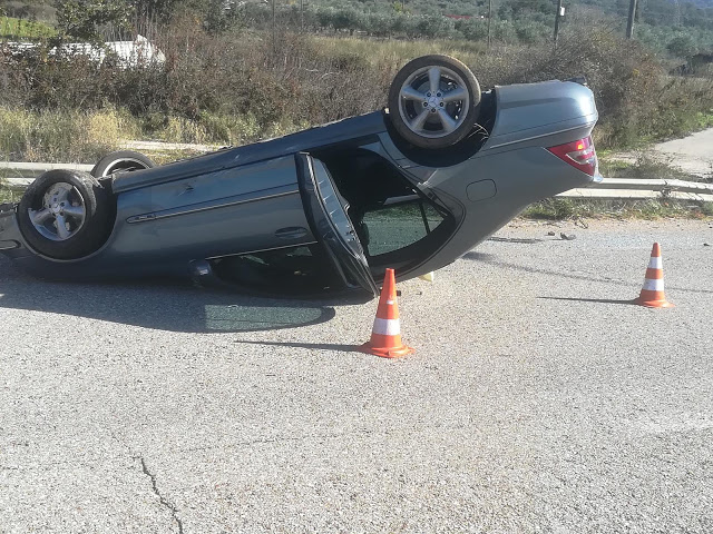 Ανατροπή ταξί στο ΡΙΒΙΟ με δύο τραυματίες - Φωτογραφία 5