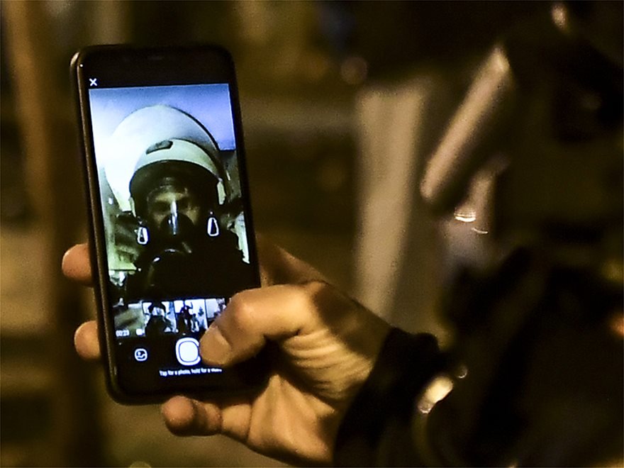 Η selfie αστυνομικού των ΜΑΤ στα αποκαΐδια των επεισοδίων! - Φωτογραφία 3