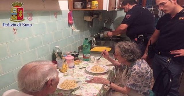 Αστυνομικοί στην Ιταλία βρήκαν ζευγάρι ηλικιωμένων στο σπίτι τους να κλαίνε και τους μαγείρεψαν μακαρονάδα - Φωτογραφία 1