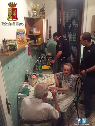 Αστυνομικοί στην Ιταλία βρήκαν ζευγάρι ηλικιωμένων στο σπίτι τους να κλαίνε και τους μαγείρεψαν μακαρονάδα - Φωτογραφία 2