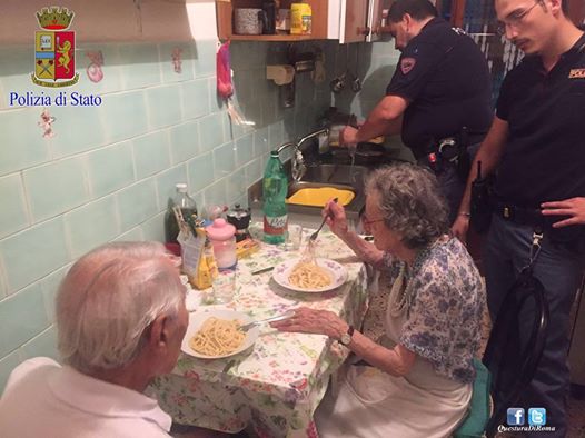 Αστυνομικοί στην Ιταλία βρήκαν ζευγάρι ηλικιωμένων στο σπίτι τους να κλαίνε και τους μαγείρεψαν μακαρονάδα - Φωτογραφία 3