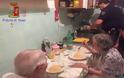 Αστυνομικοί στην Ιταλία βρήκαν ζευγάρι ηλικιωμένων στο σπίτι τους να κλαίνε και τους μαγείρεψαν μακαρονάδα - Φωτογραφία 1