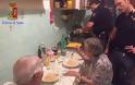 Αστυνομικοί στην Ιταλία βρήκαν ζευγάρι ηλικιωμένων στο σπίτι τους να κλαίνε και τους μαγείρεψαν μακαρονάδα - Φωτογραφία 3