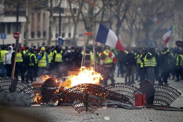Κίτρινα γιλέκα: Πανικός στη Γαλλία – Μπαράζ συλλήψεων, εκατοντάδες τραυματίες - Φωτογραφία 2