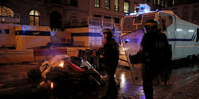 Παρίσι: Αστυνομικός πυροβόλησε με πλαστική σφαίρα φωτορεπόρτερ - Φωτογραφία 1