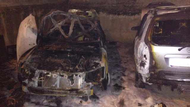 Κοζάνη: Έκρηξη σε δυο οχήματα σε πυλωτή πολυκατοικίας - Φωτογραφία 1
