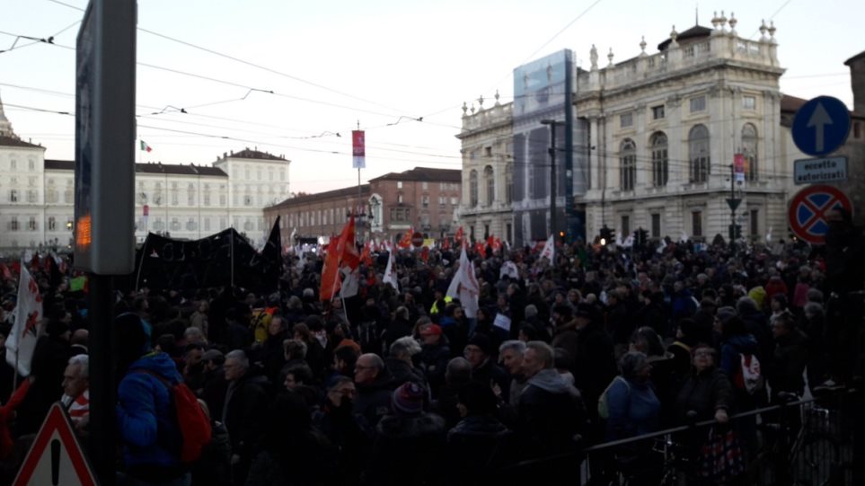 Ιταλία: Xιλιάδες διαδηλωτές στο Τορίνο κατά της σιδηροδρομικής σύνδεσης με τη Λιόν - Φωτογραφία 1