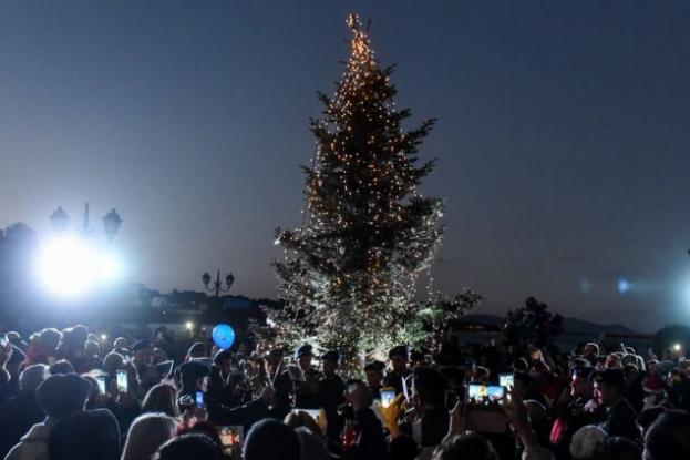 Το Χριστουγεννιάτικο δέντρο αστράφτει στο πυρόπληκτο Μάτι - Φωτογραφία 1