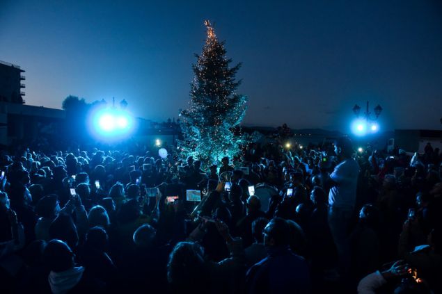 Το Χριστουγεννιάτικο δέντρο αστράφτει στο πυρόπληκτο Μάτι - Φωτογραφία 3