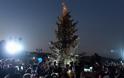 Το Χριστουγεννιάτικο δέντρο αστράφτει στο πυρόπληκτο Μάτι