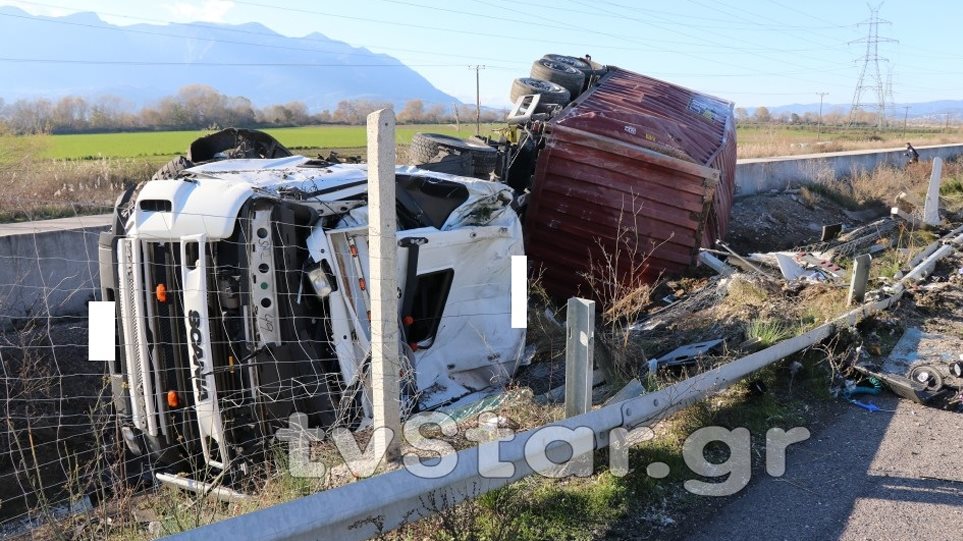 Φωτος: Ο οδηγός της νταλίκας είχε τύχη βουνό - Φωτογραφία 1