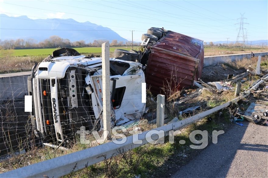 Φωτος: Ο οδηγός της νταλίκας είχε τύχη βουνό - Φωτογραφία 7