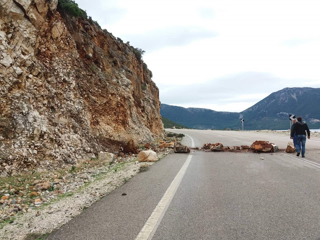 Πτώση βράχων στον δρόμο από ΜΥΤΙΚΑ προς ΠΑΛΑΙΡΟ | ΦΩΤΟ - Φωτογραφία 2