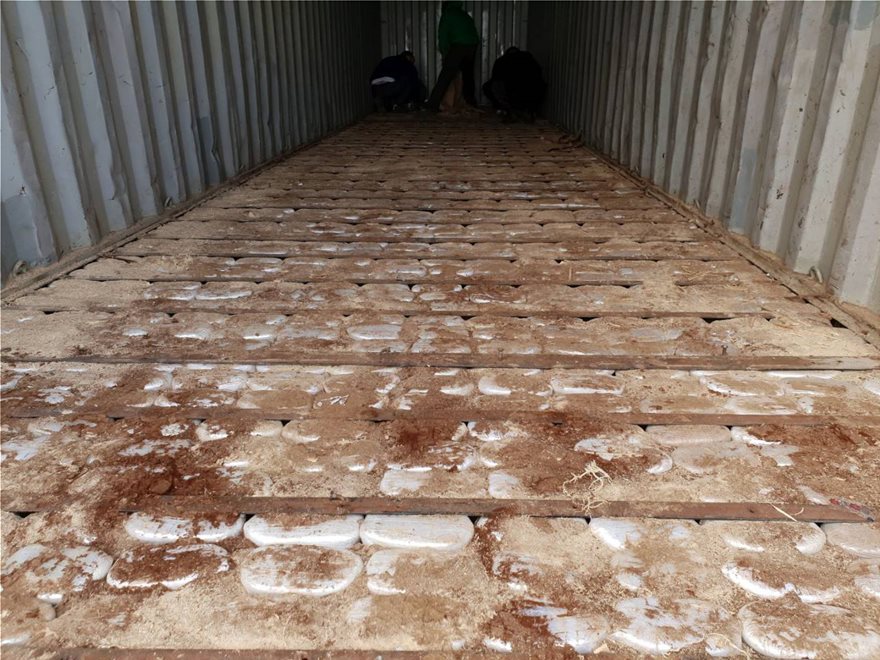 Στα 100 εκατ. ευρώ η αξία των ναρκωτικών που βρέθηκαν στο πλοίο στην Κρήτη - Φωτογραφία 2