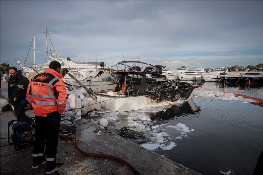 Στάχτη έγινν 2 γιοτ στη Δ΄ μαρίνα Γλυφάδας - Φωτογραφία 2