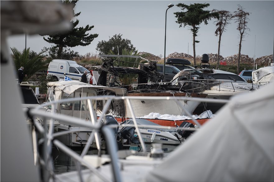 Στάχτη έγινν 2 γιοτ στη Δ΄ μαρίνα Γλυφάδας - Φωτογραφία 3