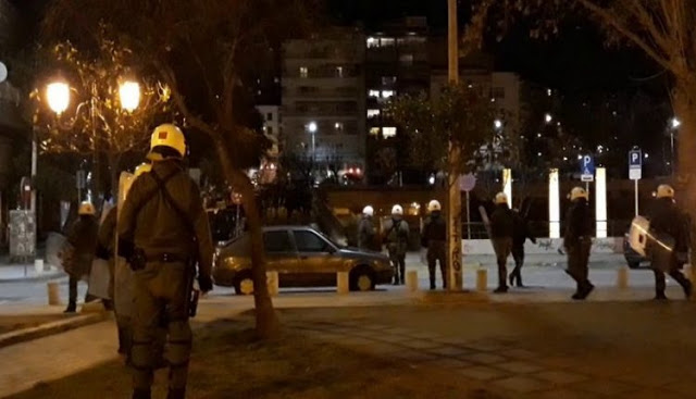 Καταγγελία από Μακεδονικές Ενώσεις: «Μαυροφορεμένοι με κόκκινα περιβραχιόνια «έδιναν» κόσμο στην αστυνομία» - Φωτογραφία 1