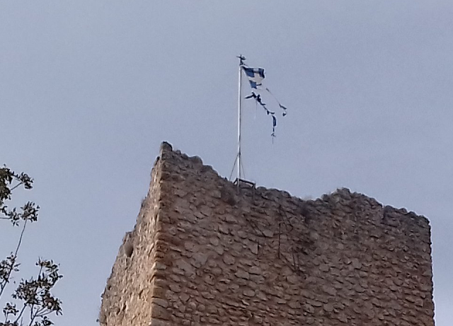Η Ελληνική σημαία κυματίζει σκισμένη στο ΚΑΣΤΡΟ ΤΗΣ ΒΟΝΙΤΣΑΣ | ΦΩΤΟ - Φωτογραφία 1