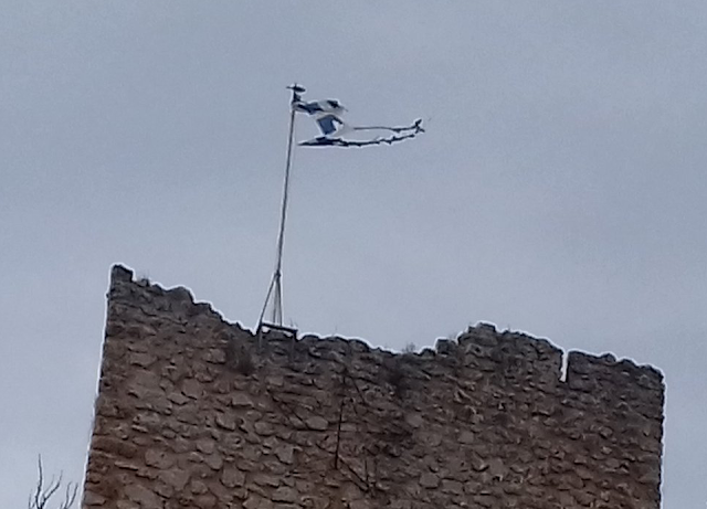 Η Ελληνική σημαία κυματίζει σκισμένη στο ΚΑΣΤΡΟ ΤΗΣ ΒΟΝΙΤΣΑΣ | ΦΩΤΟ - Φωτογραφία 2