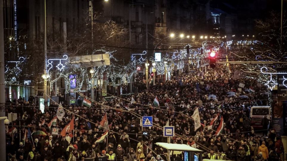 «Βράζει» η Ουγγαρία: Χιλιάδες πολίτες κατά του εργατικού νόμου που θεσπίζει ο Ορμπάν - Φωτογραφία 1