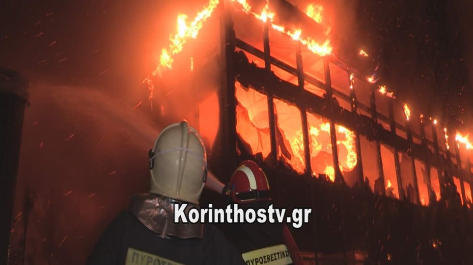 Τεράστια φωτιά σε μεταφορική εταιρεία στην Κόρινθο - Φωτογραφία 1
