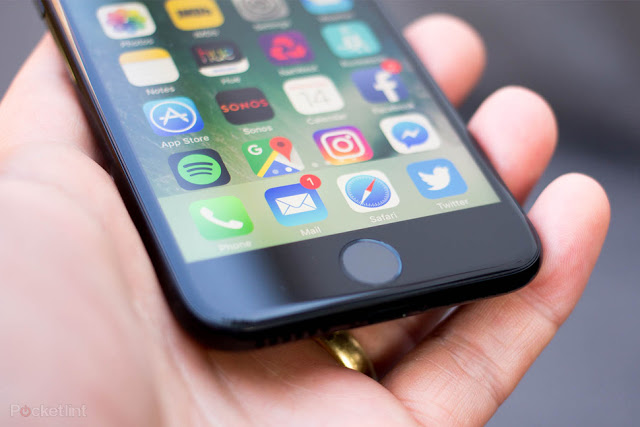 Η Apple επιβαρύνει τους ιδιοκτήτες του iPhone 7 με περισσότερα από 300 δολάρια για την επισκευή μικροφώνων, αν και η υπηρεσία αυτή ήταν δωρεάν - Φωτογραφία 1