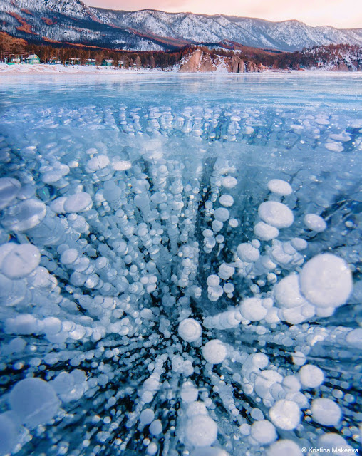 Methane Bubbles Frozen in Lake Baikal - Φωτογραφία 1