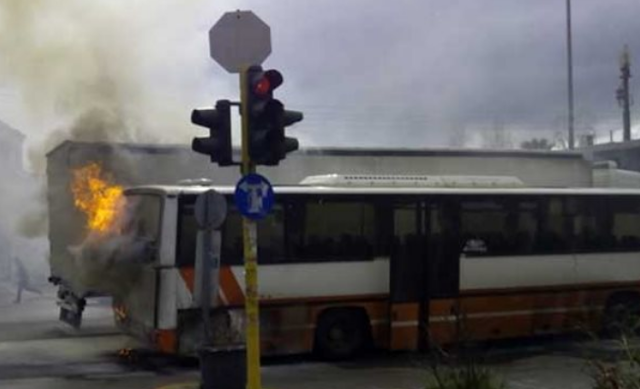 Στις φλόγες λεωφορείο του ΚΤΕΛ στη Μαραθώνος - Φωτογραφία 2