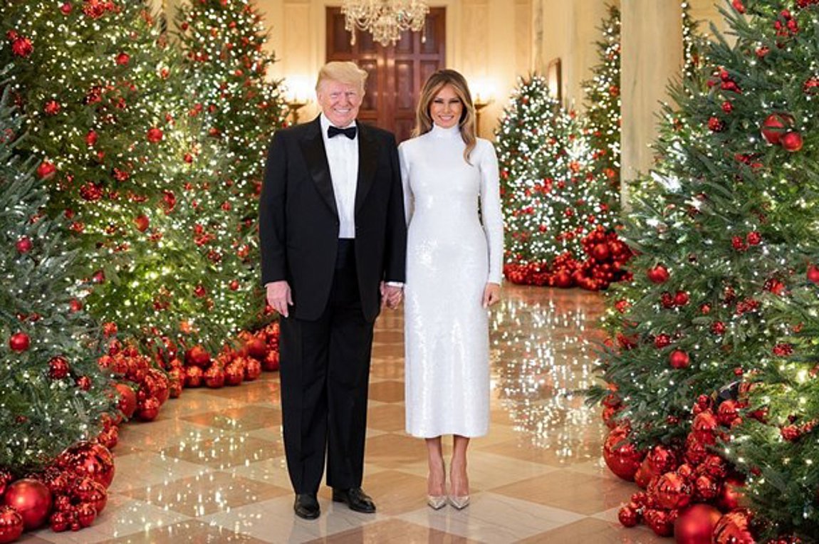 Με αστραφτερά χαμόγελα Ντόναλντ και Μελάνια Τραμπ για τη χριστουγεννιάτικη φωτογραφία στον Λευκό Οίκο - Φωτογραφία 1