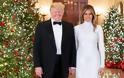 Με αστραφτερά χαμόγελα Ντόναλντ και Μελάνια Τραμπ για τη χριστουγεννιάτικη φωτογραφία στον Λευκό Οίκο - Φωτογραφία 2