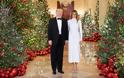 Με αστραφτερά χαμόγελα Ντόναλντ και Μελάνια Τραμπ για τη χριστουγεννιάτικη φωτογραφία στον Λευκό Οίκο - Φωτογραφία 3