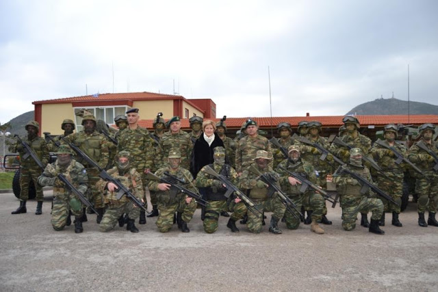 Η ΥΦΕΘΑ Μαρία Κόλλια-Τσαρουχά στην 130 Σμηναρχία Μάχης στη Λήμνο, στην κανονιοφόρο «ΑΗΤΤΗΤΟΣ», στην 88 Στρατιωτική Διοίκηση «ΛΗΜΝΟΣ» και στο 265 Μηχανοκίνητο Τάγμα Εθνοφυλακής στη Λέσβο - Φωτογραφία 2