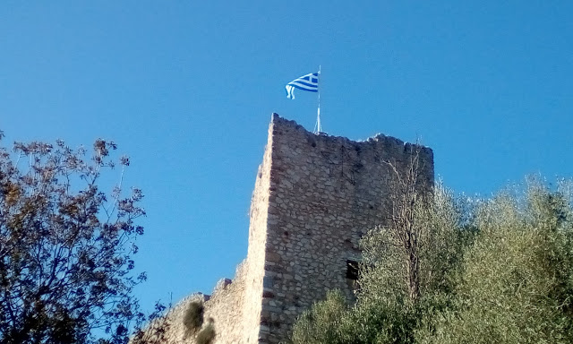 Αντικαταστάθηκε η κουρελιασμένη Ελληνική σημαία στο ΚΑΣΤΡΟ ΤΗΣ ΒΟΝΙΤΣΑΣ | ΦΩΤΟ - Φωτογραφία 3