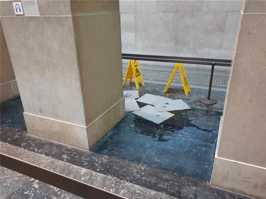 Βρετανικό Μουσείο: Στάζει νερό δίπλα στα Γλυπτά του Παρθενώνα - Φωτογραφία 2
