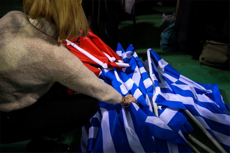 Ομιλία Τσίπρα στη Θεσσαλονίκη: Τα κόκκινα περιβραχιόνια και το «κυνήγι» όποιου κρατούσε ελληνική σημαία! - Φωτογραφία 2