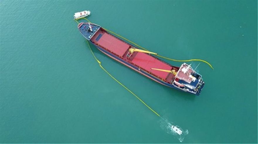Φορτηγό πλοίο προσάραξε στο Ναύπλιο - Τοποθετήθηκε πλωτό φράγμα - Φωτογραφία 2