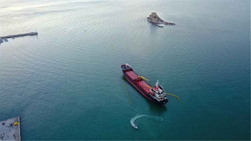 Φορτηγό πλοίο προσάραξε στο Ναύπλιο - Τοποθετήθηκε πλωτό φράγμα - Φωτογραφία 3