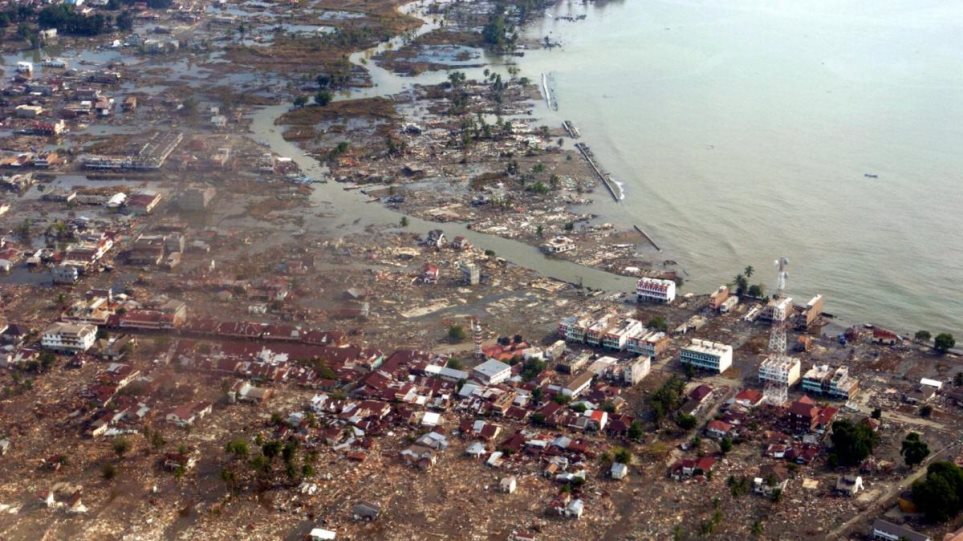 Οι σημαντικότερες καταστροφές από τσουνάμι στον κόσμο μετά το 2004 - Φωτογραφία 1