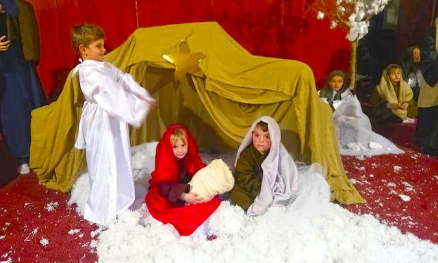 Χριστουγεννιάτικη εκδήλωση: Η αναπαράσταση της γέννησης του Χριστού από τα παιδιά του Συλλόγου Παλαίρου Αγιος Δημήτριος | ΦΩΤΟ - Φωτογραφία 1