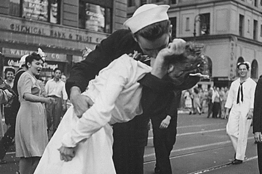 Η ιστορία πίσω από το πιο διάσημο φιλί του πολέμου! - Φωτογραφία 1