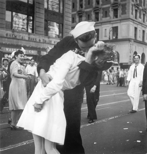 Η ιστορία πίσω από το πιο διάσημο φιλί του πολέμου! - Φωτογραφία 2