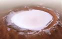 Ένας κρατήρας γεμάτος παγωμένο νερό στον Άρη