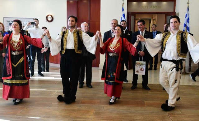 Χριστουγεννιάτικα κάλαντα στο ΥΠΕΘΑ - Φωτογραφία 9