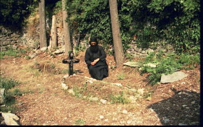 Τρισάγιο στον τάφο του Αγίου Πορφυρίου, στα Καυσοκαλύβια - Φωτογραφία 2
