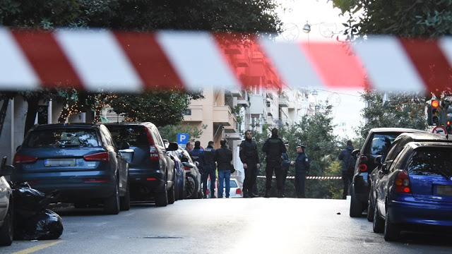 Κολωνάκι: Έκρηξη έξω από τον Άγ. Διονύσιο - Τραυματίστηκαν ένας αστυνομικός και ο νεωκόρος του ναού - Φωτογραφία 1