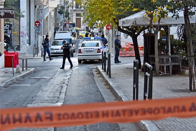 Κολωνάκι: Έκρηξη έξω από τον Άγ. Διονύσιο - Τραυματίστηκαν ένας αστυνομικός και ο νεωκόρος του ναού - Φωτογραφία 4