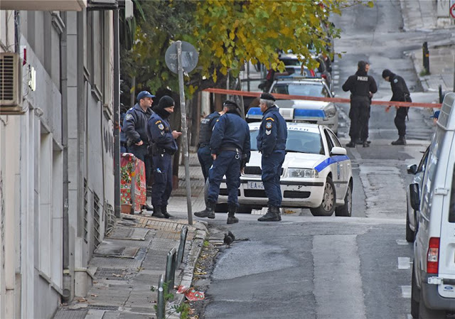 Κολωνάκι: Έκρηξη έξω από τον Άγ. Διονύσιο - Τραυματίστηκαν ένας αστυνομικός και ο νεωκόρος του ναού - Φωτογραφία 6