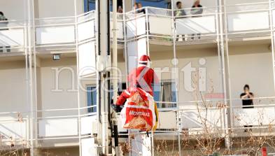 ΠΑΓΝΗ: Θεαματικές «βουτιές» από 22 μέτρα έκαναν Αη Βασίληδες για τα παιδιά της Ογκολογικής - Φωτογραφία 12