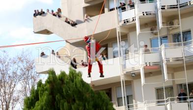 ΠΑΓΝΗ: Θεαματικές «βουτιές» από 22 μέτρα έκαναν Αη Βασίληδες για τα παιδιά της Ογκολογικής - Φωτογραφία 13